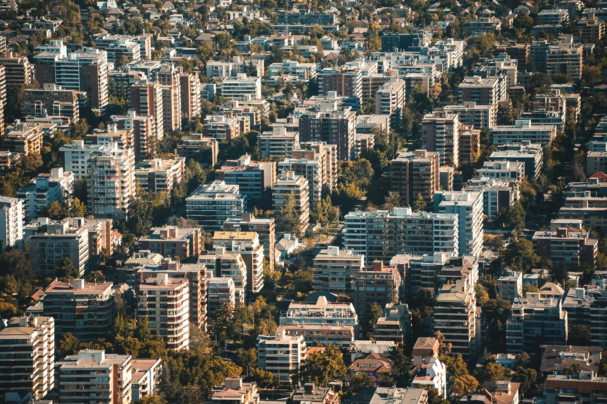 Vista de la ciudad de Asunción desde la altura, en un día despejado.