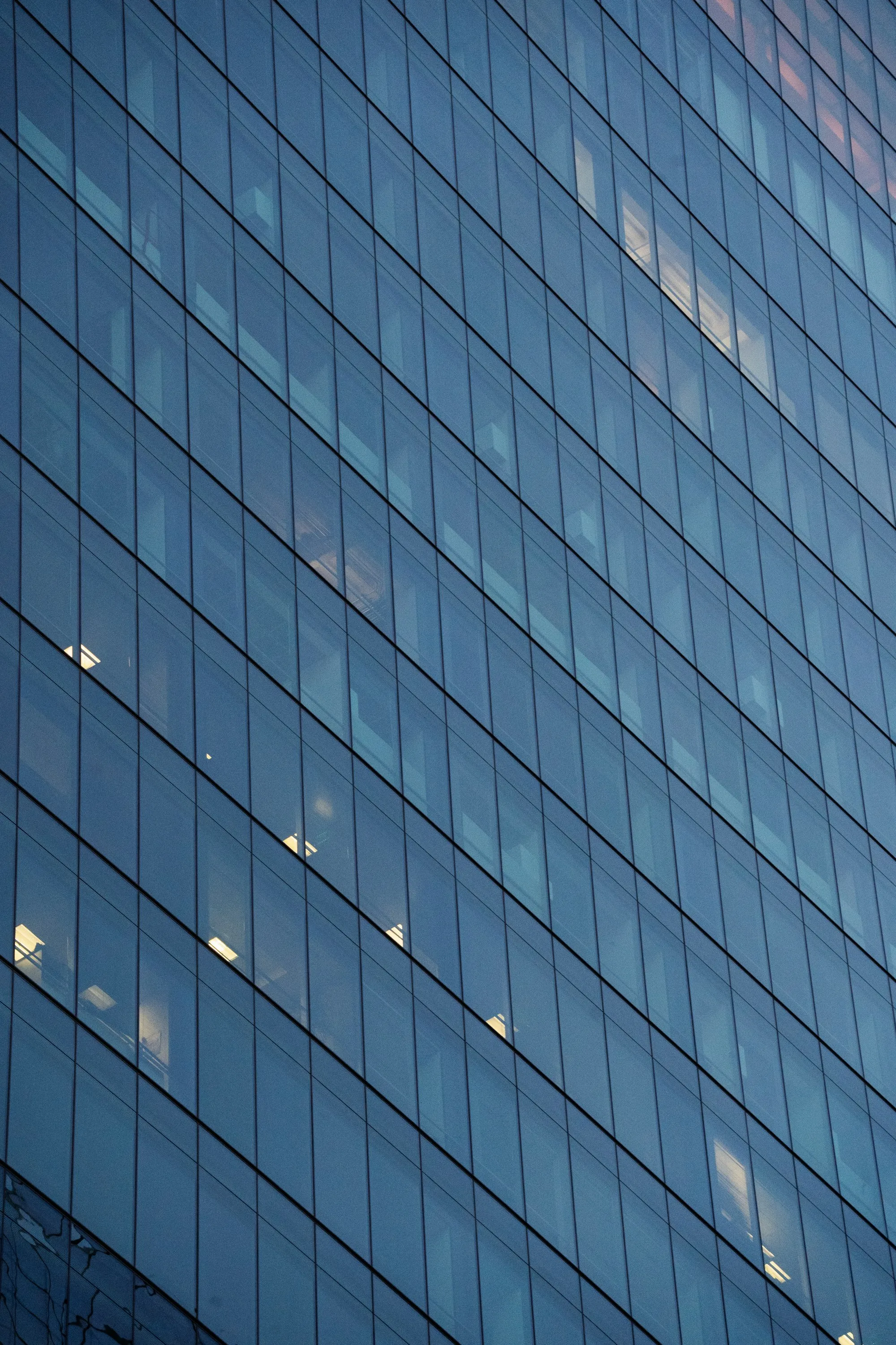 Fachada de un edificio comercial con luz lateral de la mañana.