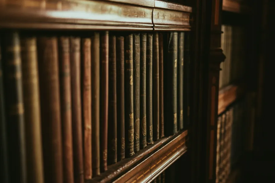 Libro societario abierto sobre un escritorio, con las hojas rubricadas a la vista.